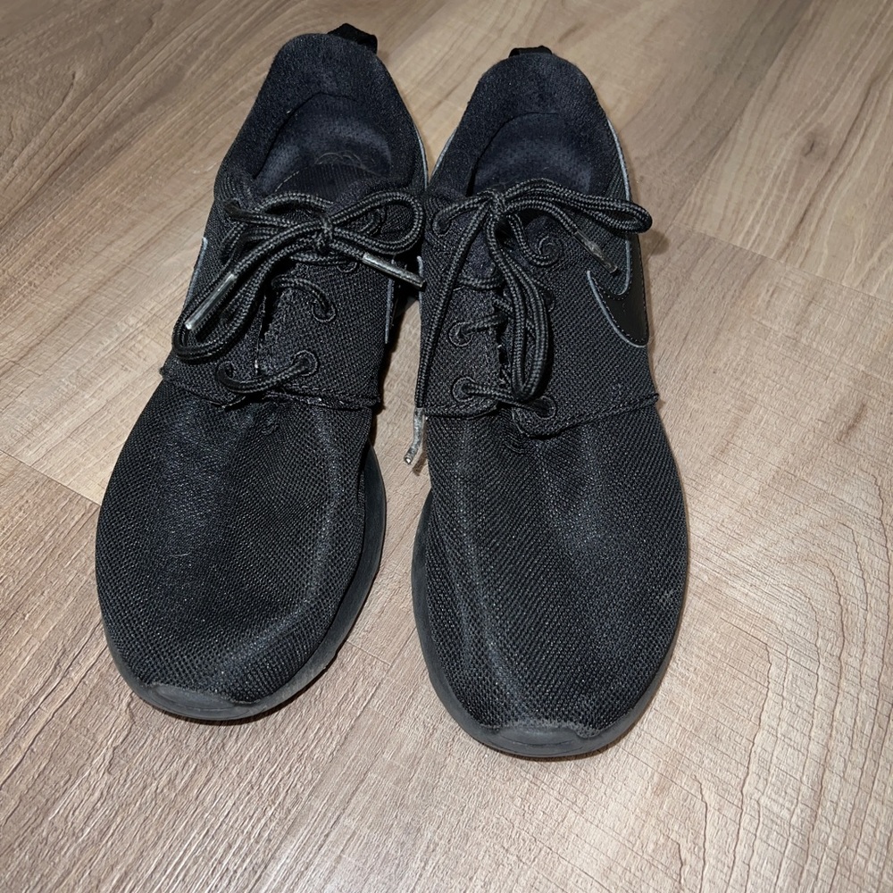 Nike Roshe model size 6